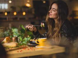 2021-03-22 - Mindful eten wat is het precies - Leer zelf bewuster eten met deze 5 tips - cover.jpg