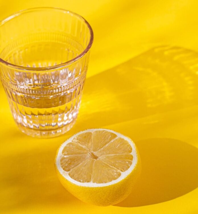 11 redenen om je dag te beginnen met citroenwater.