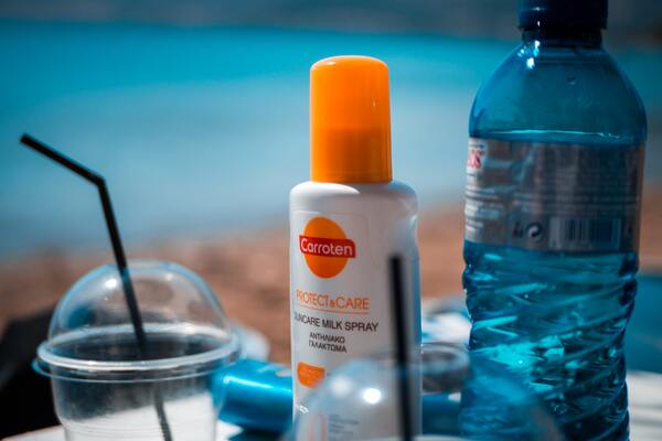 ¡Protege tu piel de las quemaduras solares y bebe mucha agua para mantenerte hidratado!